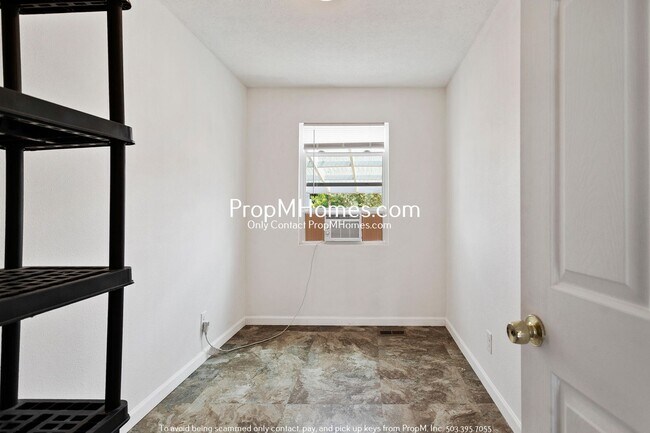 Building Photo - Three Bedroom Cottage in NE Salem!