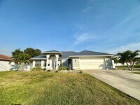 Building Photo - Stunning 3 Bedroom + Den Home with Fence + Screened Lanai in Great Location!
