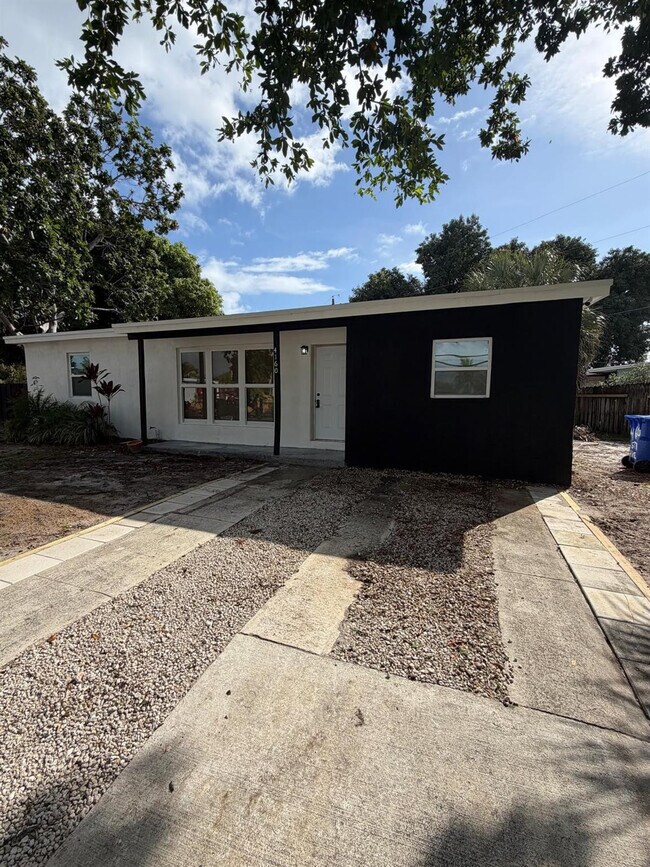 Primary Photo - 4160 NE 15th Ave