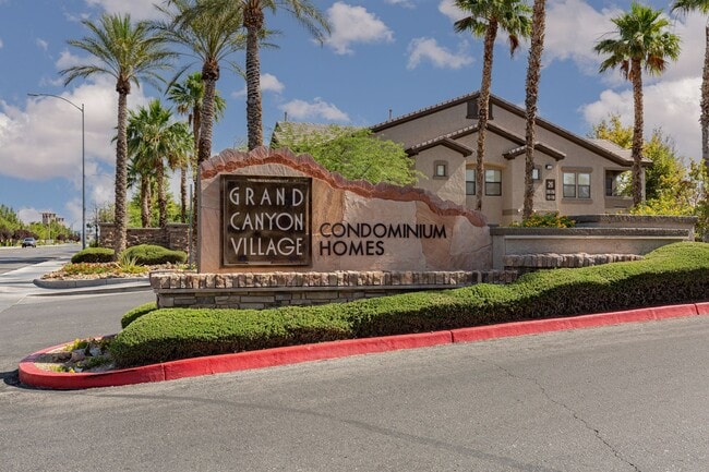 Building Photo - 1st floor unit in well maintained gated NW community with pool and spa