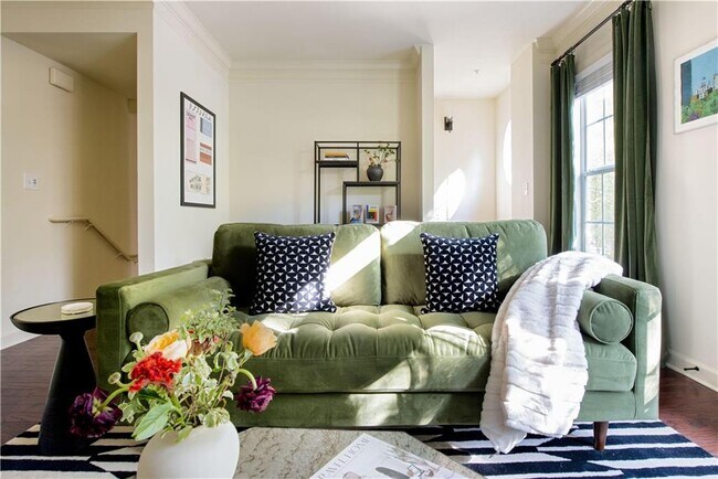 Building Photo - 1402 Markan Dr NE