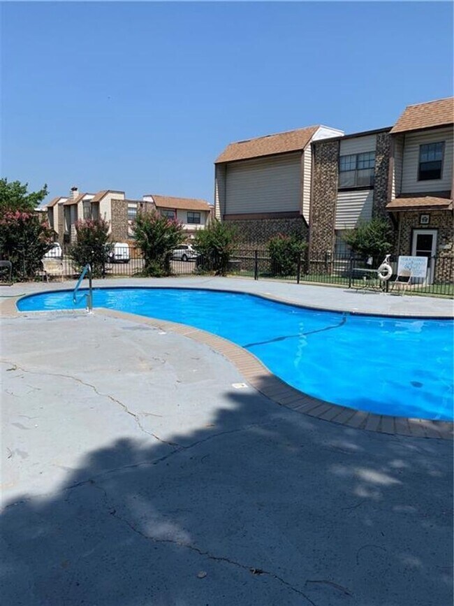 Building Photo - 2 Bedroom 1.5 Bathroom Townhouse in Norman with granite countertops and central heat and air