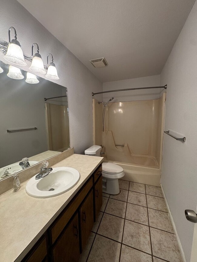 Building Photo - Adorable front  duplex 2bedroom 2bathroom CH/A