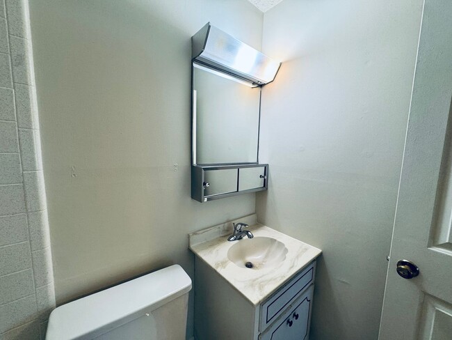 Building Photo - Lovely Town Home