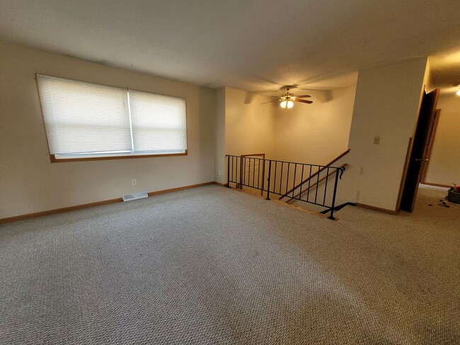 Building Photo - Marion 3 bedroom 1 bath additional family room, new carpet & Appliances, 1 stall garage, fenced y...