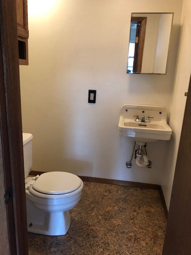 Building Photo - 27 8th Ave W