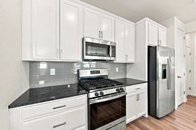 Building Photo - $2,995.95-3-Bed, 2.5-Bath Updated Townhouse in Broomfield!