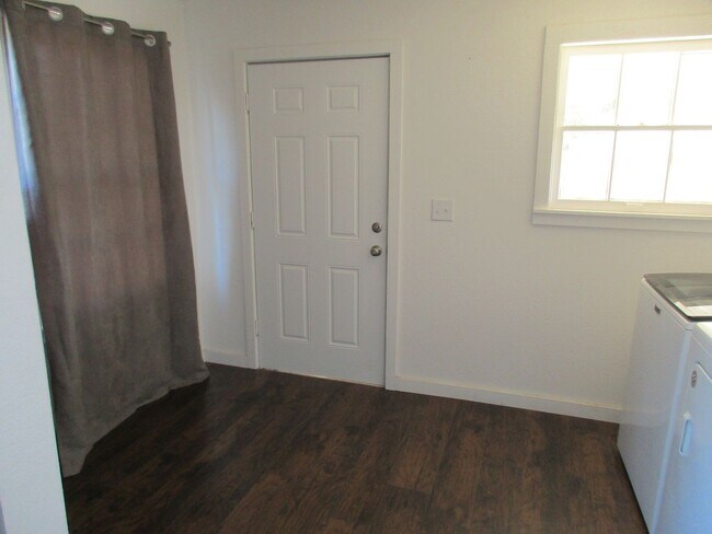 Building Photo - Beautiful 4/3 House for Rent in Lampasas, TX