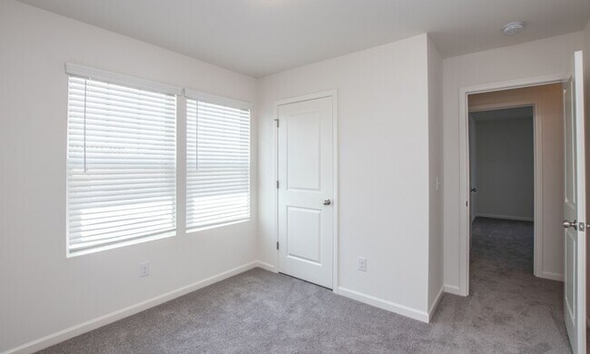 Building Photo - BEAUTIFUL 4 bedroom Single Family Home for...