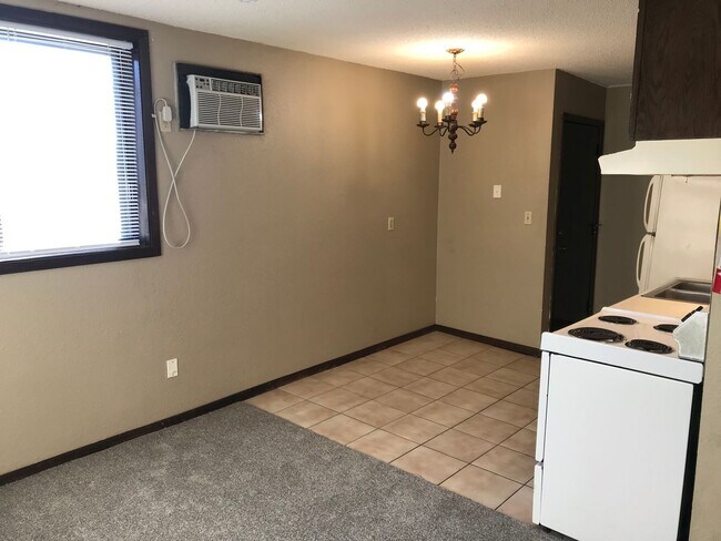 Building Photo - Main Floor Studio in St. Paul - Great Loca...
