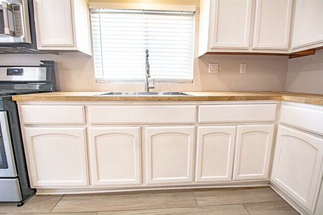 Building Photo - 8644 Frankfort St