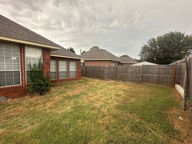 Building Photo - 2504 Thomas Dr