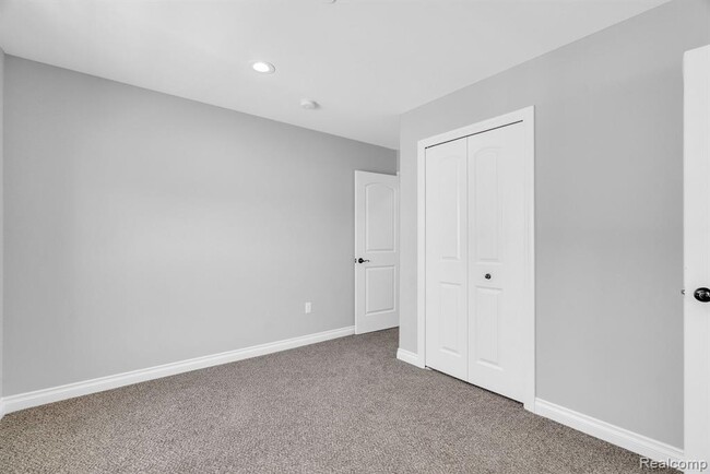 Building Photo - 171 Jotham Ave
