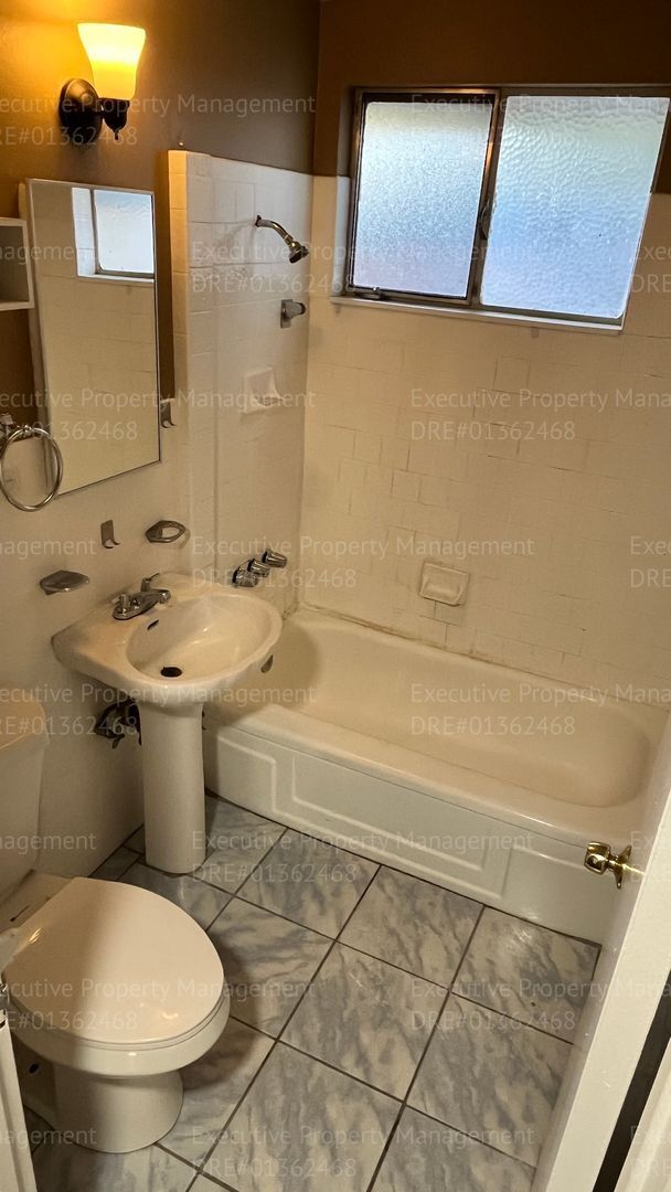 Building Photo - 3 bedroom/ 1.5 bathroom home with a detach...