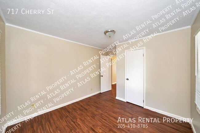 Building Photo - 717 Cherry St