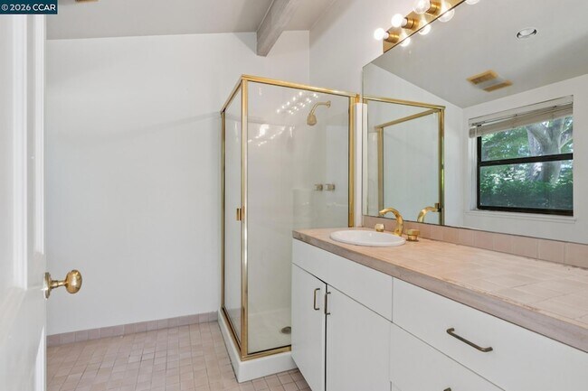Building Photo - 660 La Casa Via