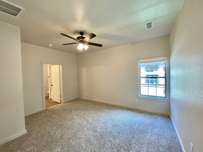 Building Photo - Beautiful Townhome in Viridian!