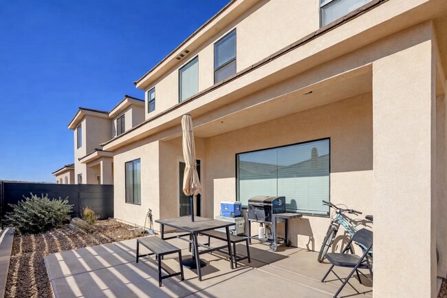 Building Photo - 4-Bed Stand Alone Home! 6+ Month Lease