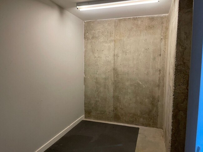 Building Photo - Contemporary Townhome East side of Downtow...