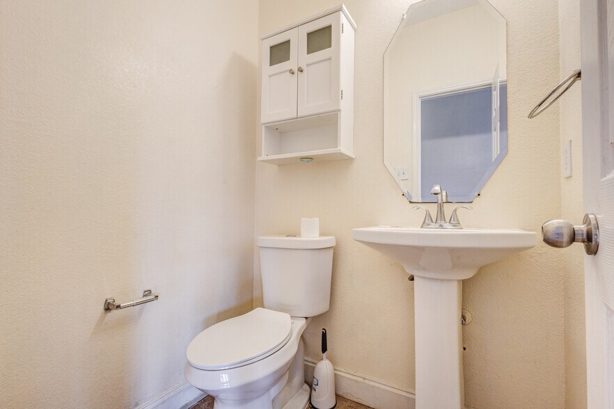 Building Photo - 6107 Lakecrest Dr
