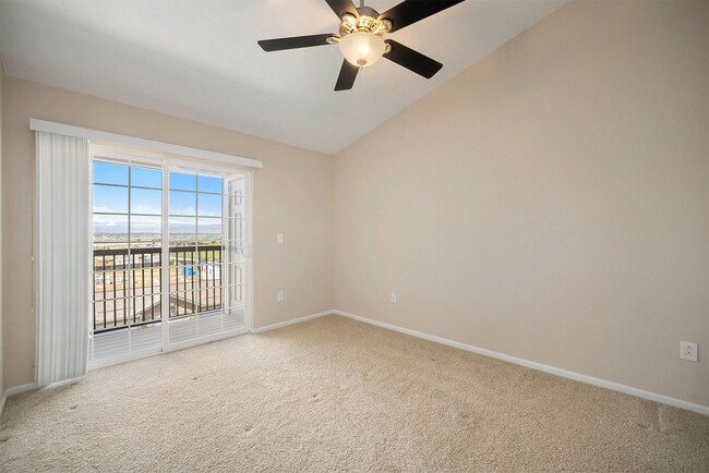 Building Photo - Top Floor Condo, Panoramic Mountain Views!