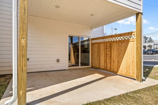 Building Photo - 2 Bedroom Townhome For Rent in Historic Downtown Clarksville!