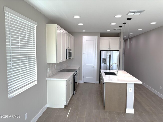 Building Photo - 1021 E Pasadena Ave