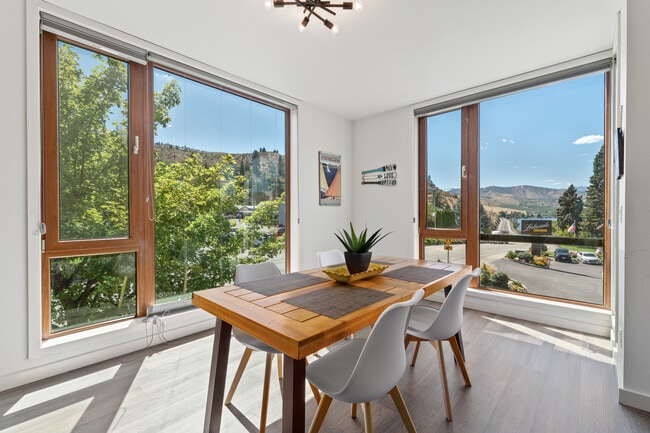 Building Photo - 2220 W Woodin Ave