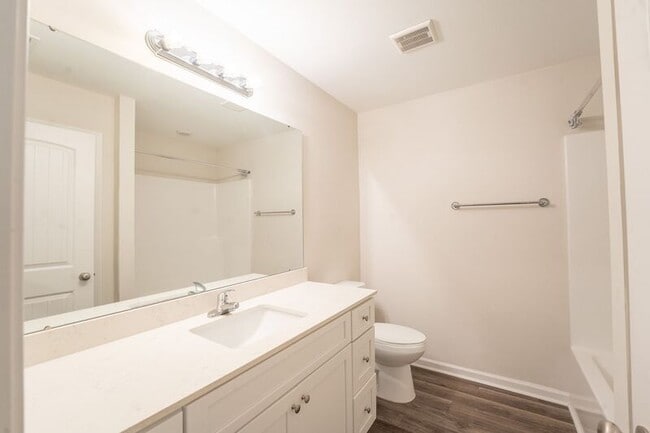 Building Photo - 257 Cromer St