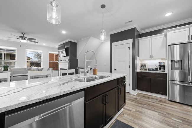 Building Photo - 127 E 8th Ave