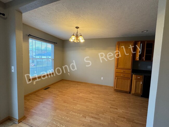 Building Photo - South Nixa Location!  3 Bedroom/2 Bath Home