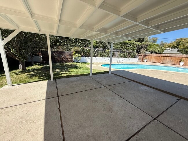 Building Photo - 6204 Avenida Ganso