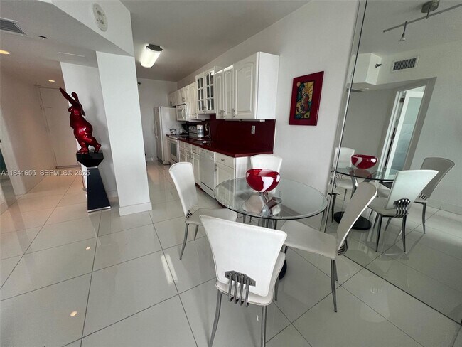 Building Photo - 100 Lincoln Rd