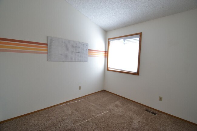 Building Photo - 4 Bedroom Home Available Near COS Airport!