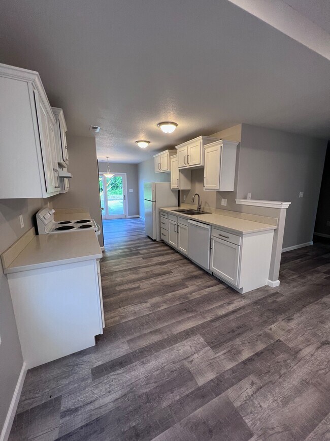 Plenty of Kitchen Storage - 2081 SW Buchanan St