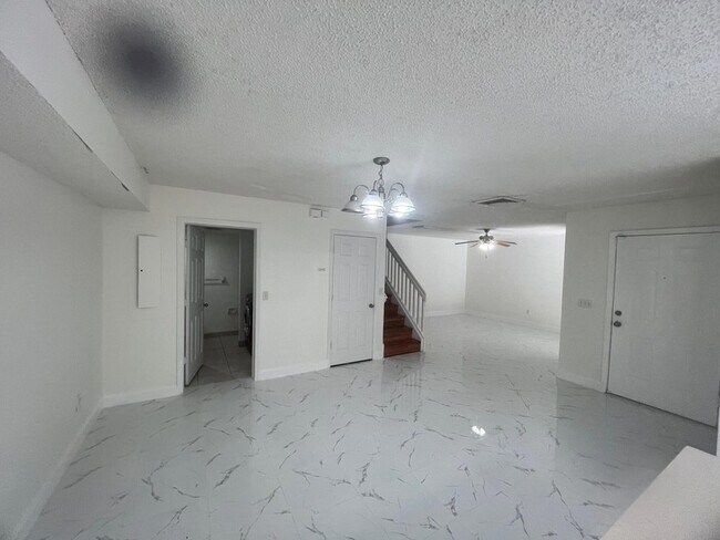 Building Photo - 2212 White Pine Cir
