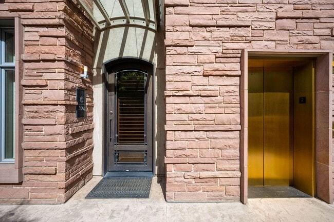 Building Photo - LUX 2BD, 2.5BA Brownstone in Cherry Creek ...