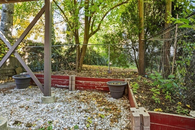 Building Photo - 171 Brooks St