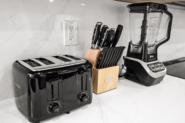 Building Photo - 17621 NE 7th Ave