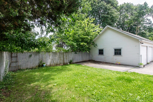 Building Photo - 419 Hickory St
