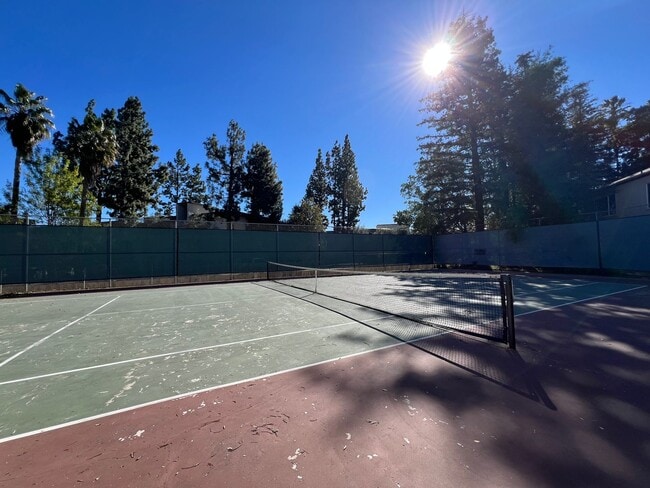 Building Photo - LOCATION! Move-in ready 2+2 w/parking, pool + balcony!