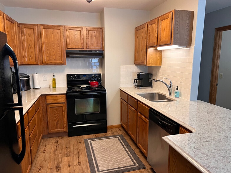 Kitchen w/ view of hall to 2nd bedroom - 824 N Clover Ln
