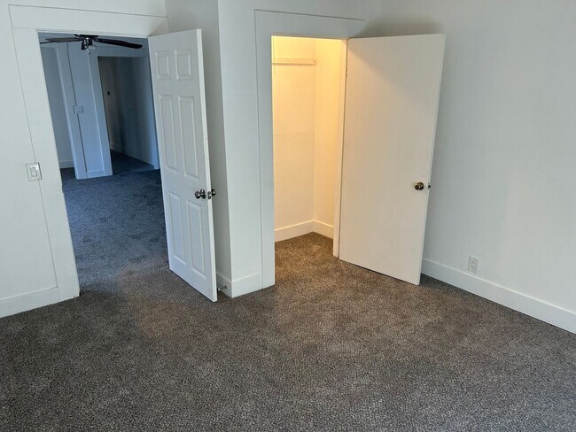 Building Photo - 3 Bedroom Unit Available Now!!