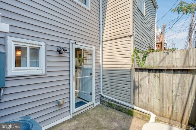 Building Photo - 917 Baylis St