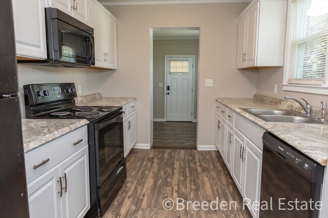 Building Photo - 1096 Elm Cir