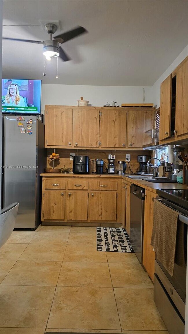 Building Photo - 750 NE 199th St