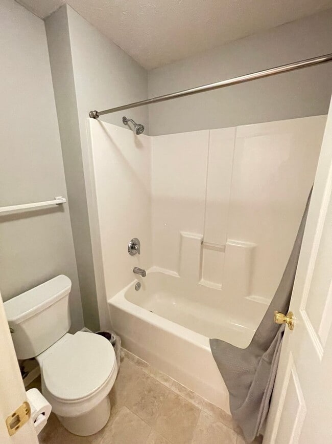 Building Photo - Beautiful 4 bed 2.5 bath 3000+sq ft
