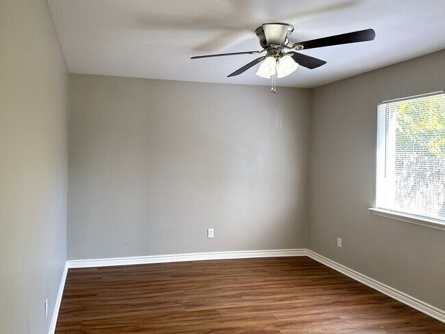 Building Photo - 4 Bedroom / 2 Bath / 2 Car Garage