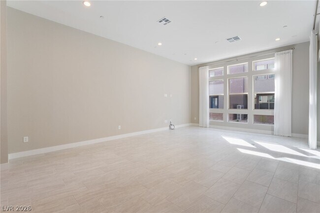 Building Photo - 667 Grey Saker St