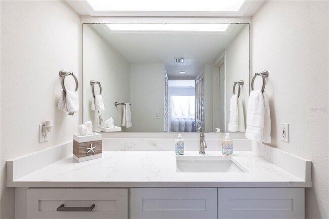 Building Photo - 1055 W Peppertree Dr